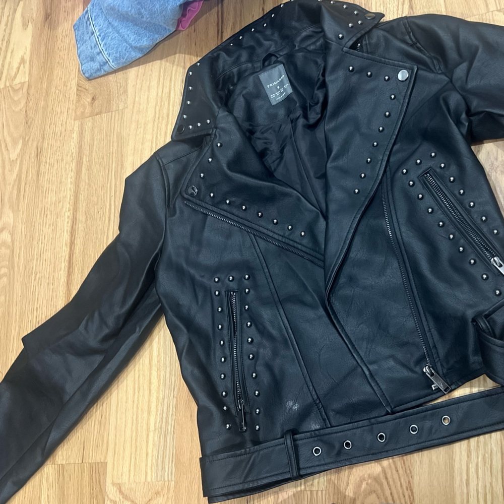 This leather jacket it’s very comfortable and it keeps you warm